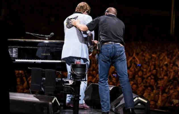 La estrella del pop, Elton John fue diagnosticado con neumonía atípica. Foto/Instagram