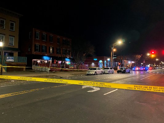 La policía investiga la escena de un tiroteo en el Majestic Lounge, en Hartford, Connecticut, FOTO/AP