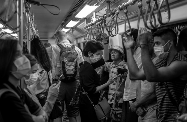 Pasajeros en el metro de Bangkok, Thailandia, se protegen de una posible infección con el COVID-19. Se han registrado cuatro decesos fuera de China continental: en Francia, Filipinas, Hong Kong y Japón. Foto: AP