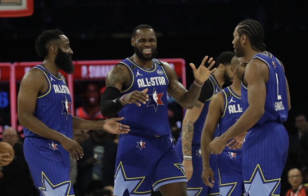 LeBron James  (centro), James Harden (izq.) y Kawhi Leonard en el Juego de Estrellas de las NBA. Foto:AP 