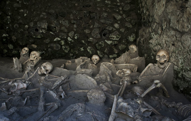 Investigadores estudiaron las costillas de 152 personas para averiguar cómo murieron durante la erupción volcánica. Foto / Gianni Cipriano para The New York Times.