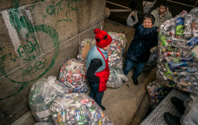 Economía de la calle cuenta con recolección de latas. Foto / Andrew Seng para The New York Times.