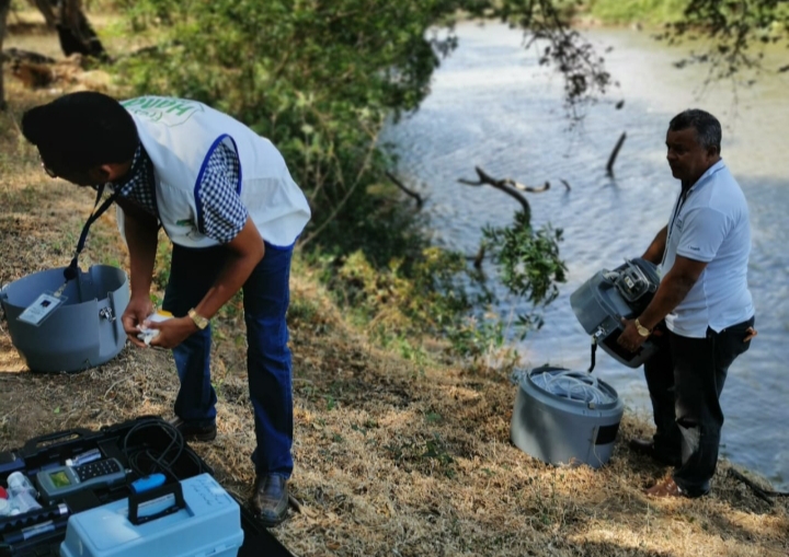 Funcionarios llevan a cabo inspecciones en diversos ríos. FOTO/THAYS DOMÍNGUEZ