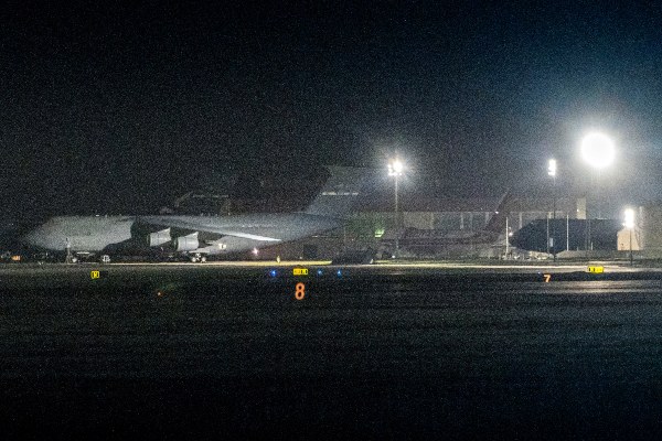 En total, 177 personas viajaron en el primer avión a la base aérea de Travis, mientras que 151 se desplazaron a Lackland, precisó William Walters. FOTO/AP