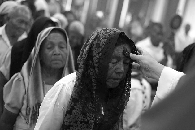 El Miércoles de Ceniza, los fieles católicos asisten a misa y se les impone la ceniza en la frente, la que tiene un sentido de humildad y penitencia. Foto: EFE.