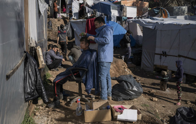 Surge ciudad de carpas junto a un centro de refugiados en Samos. Ambos albergan a 6 mil 800 personas. Foto / Laura Boushnak para The New York Times.