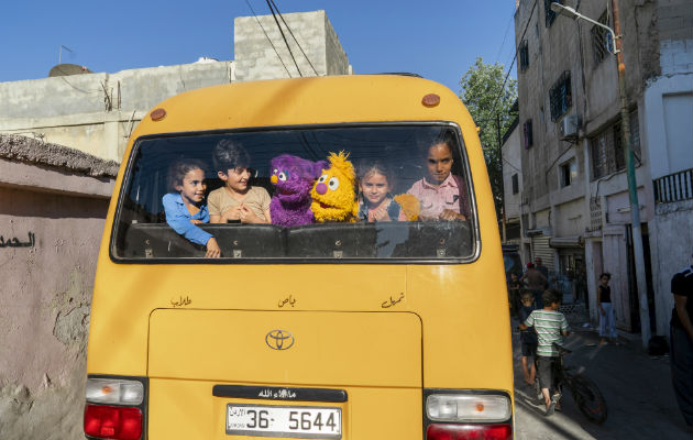 “Ahlan Simsim”, o “Bienvenido Sésamo”, fue desarrollado para niños refugiados. Los personajes Basma y Jad a bordo de un autobús con niños en Amán, Jordania. Foto / Ryan Donnell/Sesame Workshop.