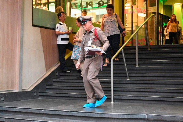 La violencia armada volvió a atacar un centro comercial en Tailandia, donde un hombre en la capital de la nación, Bangkok, mató a tiros a una mujer que trabajaba en una clínica de belleza e hirió a otra. FOTO/AP