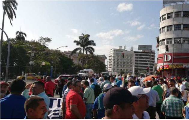 Los transportistas se oponen que Uber y otras plataformas cobren en efectivo.