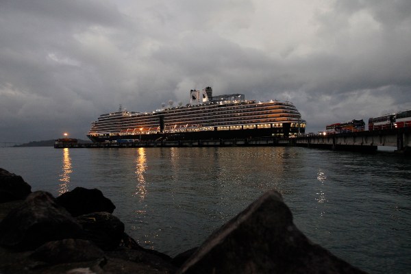Holland America Line defendió su decisión de iniciar la repatriación de pasajeros al asegurar que