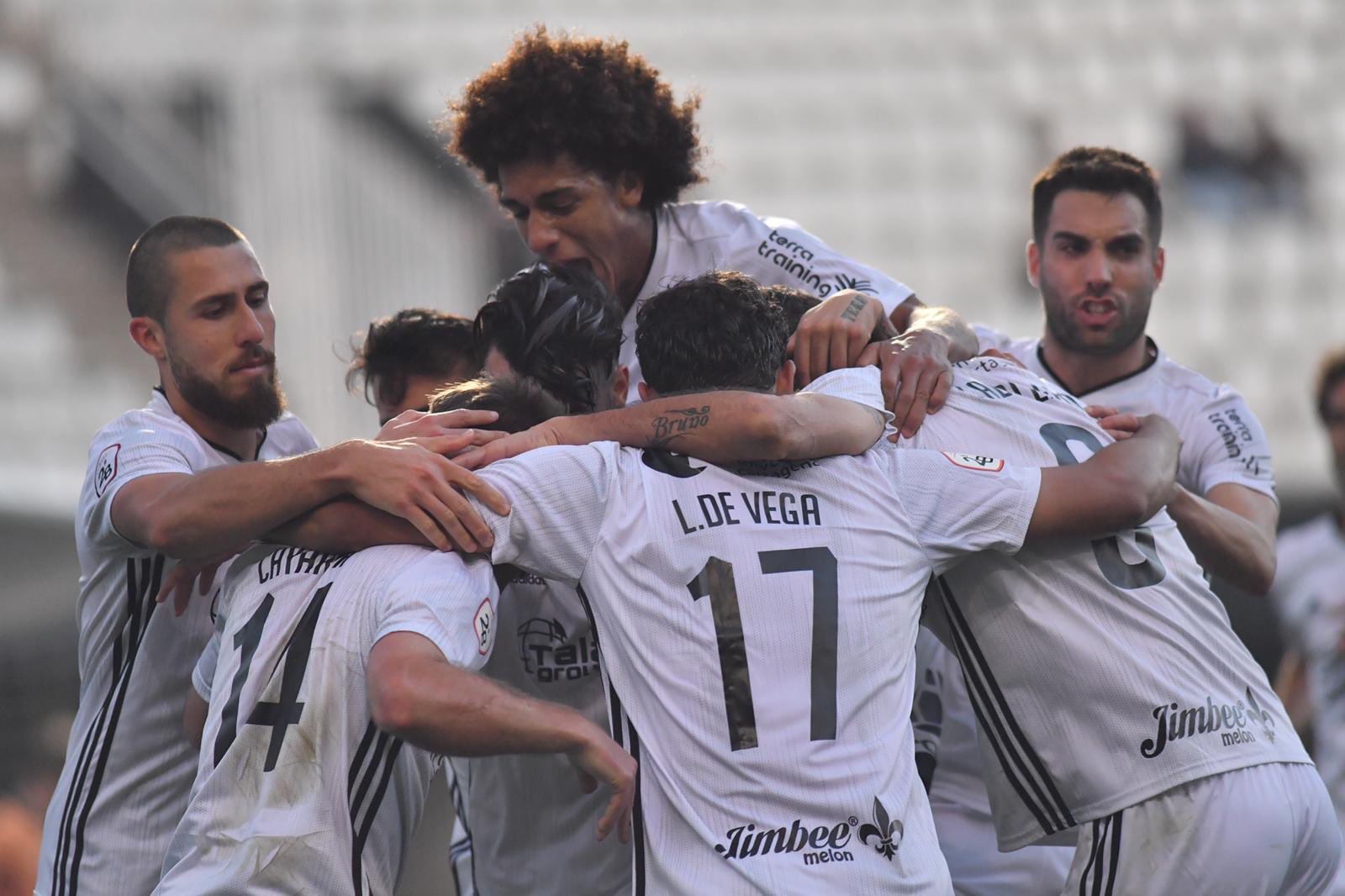 Adalberto 'Coco' Carrasquilla celebra con sus compañeros.