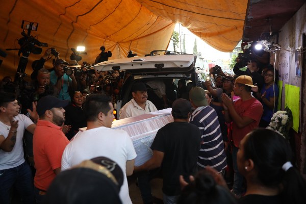 Consuelan a los familiares de la pequeña Fátima que fue secuestrada y asesinada. FOTO/EFE