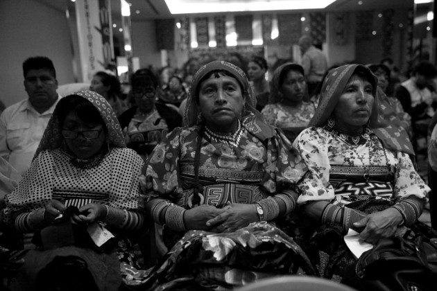 Hoy, las costumbres y la idiosincrasia de los kunas son reconocidas. Mujeres de la etnia kuna vestidas con molas, arte tradicional textil que revela el alma y la historia de este pueblo. Foto: Alexander Santamaría. Epasa.