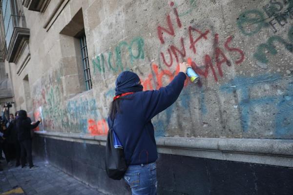 Un grupo de persona protestan cerca del Congreso en México. FOTO/EFE