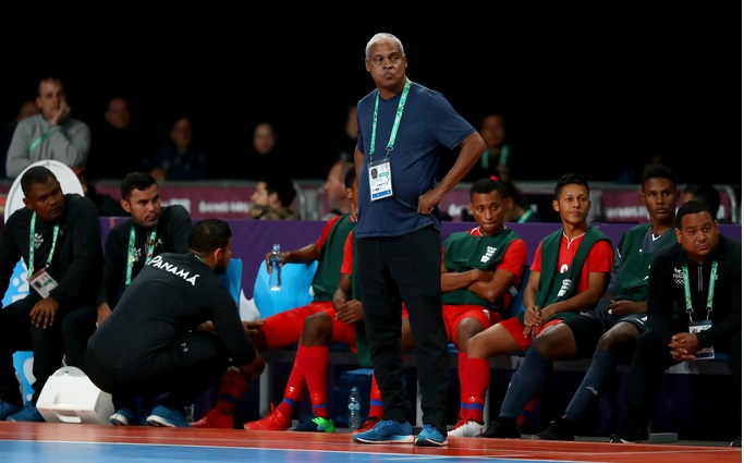 Porfirio Rebolledo es el técnico de la selección de futsal. Foto:Fepafut