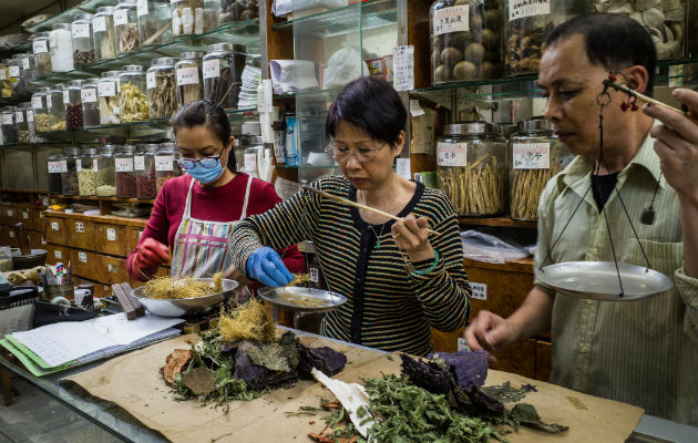 Los partidarios de los remedios tradicionales dicen que alivian los síntomas del coronavirus. Una herbolaria. Foto / Billy H.C. Kwok para The New York Times.