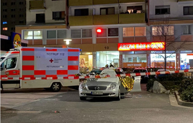 Una ambulancia permanece en la escena del mortal tiroteo. Foto: EFE.