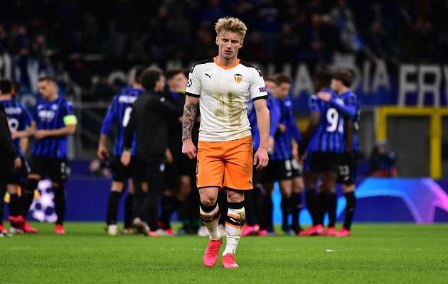 Daniel Wass lamenta la derrota del Valencia ante Atalante. Foto:AP