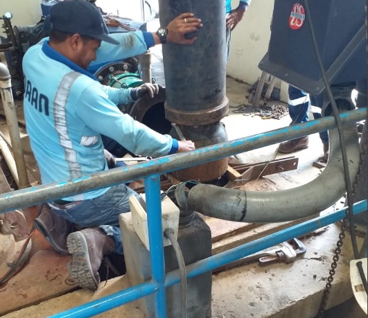 Los trabajadores del Idaan, están reparando la avería  en una de las dos bombas de la estación de bombeo de agua cruda en Chame.