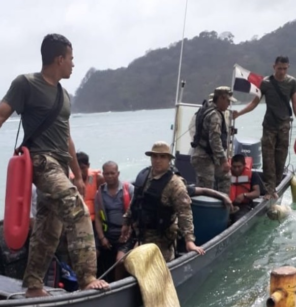 Unidades del SAR y la población ayudaron a la tripulación en desgracia. Foto/@SENANPanama