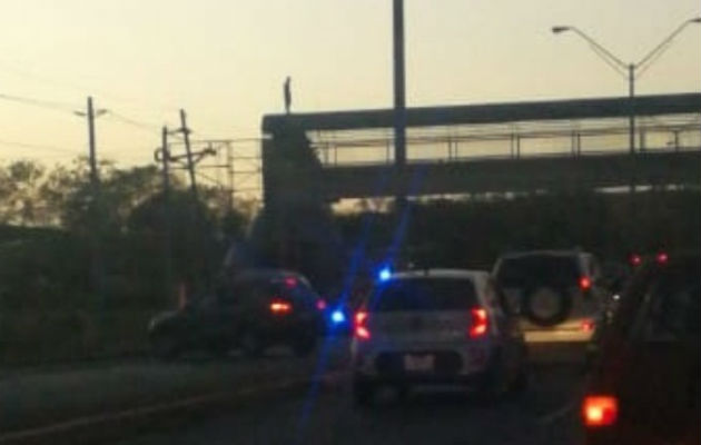 Al extremo izquierdo del puente sobre el techo se observa al joven. Foto: Thays Domínguez.