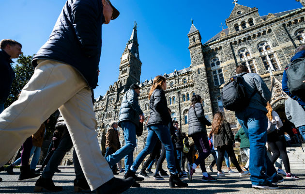 El exceso de supervisión de los padres puede causar baja autoestima. Alumnos y padres recorren una universidad. Foto / Jim Lo Scalzo/EPA, vía Shutterstock.