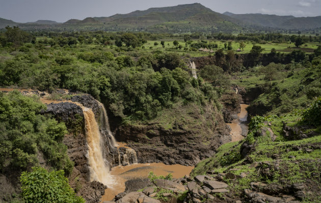 Una presa proveerá energía eléctrica para la boyante economía de Etiopía. Las Cataratas del Nilo Azul. Foto / Laura Boushnak para The New York Times.