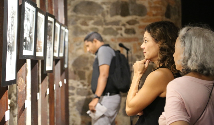 Visitantes aprecian la muestra. Cortesía
