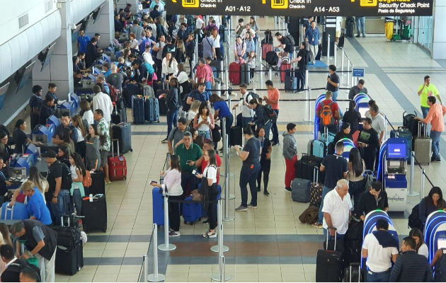 La administración de la terminal aérea recomienda llegar al aeropuerto con un mínimo de 3 horas antes de la salida de un vuelo internacional. Foto/Cortesía