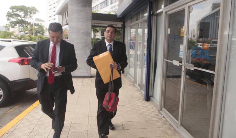 Jorge Rosas (derecha) junto al abogado Juan Carlos Guerra, el jueves, a su llegada a la Fiscalía Anticorrupción. Víctor Arosemena