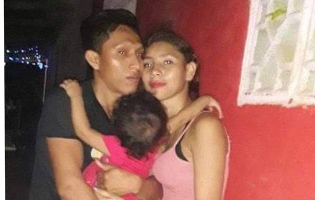 La joven que se presume que es Mónica Serrano está casada y tiene una hija.