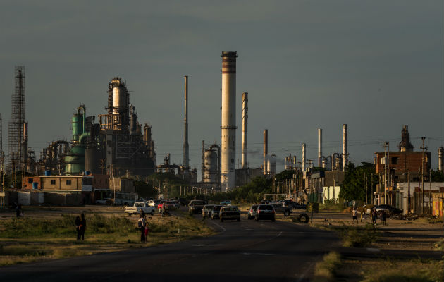 Al transformar la industria petrolera de Venezuela, el presidente Maduro ataja un colapso causado por sanciones. Foto / Meridith Kohut para The New York Times.