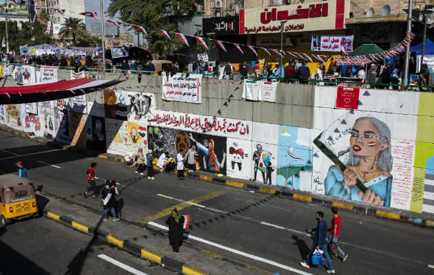 Rara vez se había visto arte político en Iraq. Murales bordean una calle que lleva a la Plaza Tahrir en Bagdad. Foto / Ivor Prickett Para The New York Times.