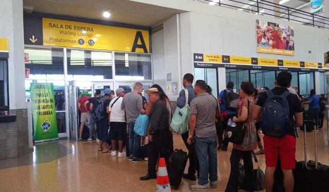 Desde ayer se observaban largas filas en las boleterías de la Terminal Nacional de Transporte. Foto: Belys Toribio