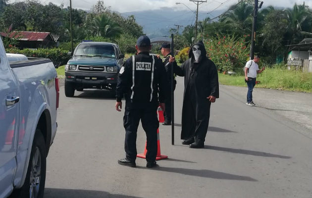 Un atuendo de la muerte llamó la atención de los conductores. Foto: Cortesía. 