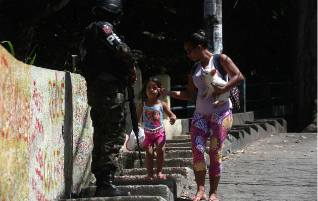 Agentes enmascatados ocuparon cuarteles y dañaron vehículos. Foto: Archivo/Ilustrativa.