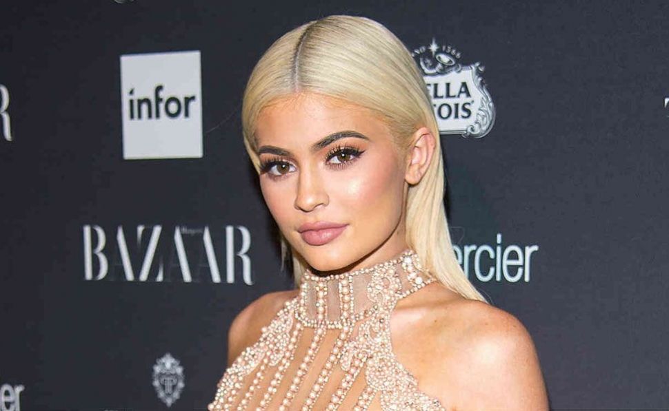 Kylie Jenner es blanco de críticas por aretes que le puso a Stormi. Foto: EFE