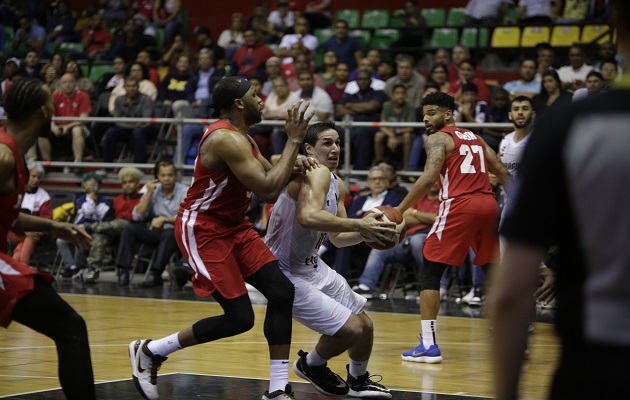 Javier Carter de Panamá (izq.) en acción contra Alejandro Peralta. Foto:EFE