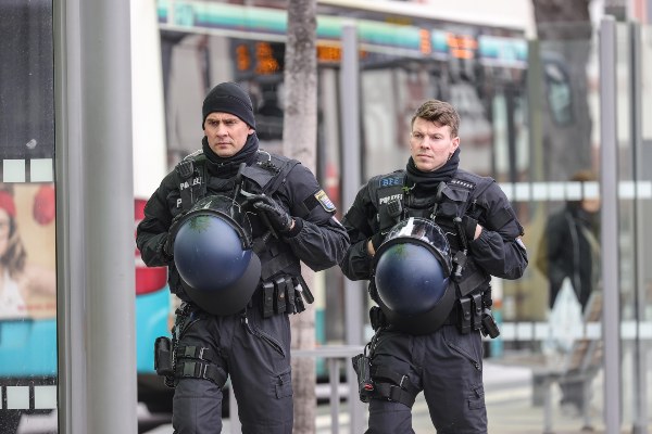 La policía alemana vigila varios sectores luego del incidente. FOTO/AP