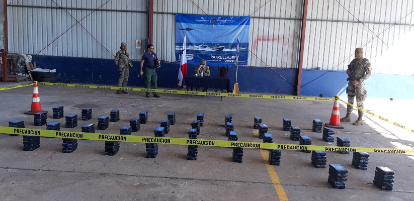 Tanto la sustancia ilícita decomisada, como la lancha y los aprehendidos fueron puestos a órdenes de la fiscalía de los delitos relacionadas con droga de la provincia de Veraguas. Foto/Melquiades Vásquez