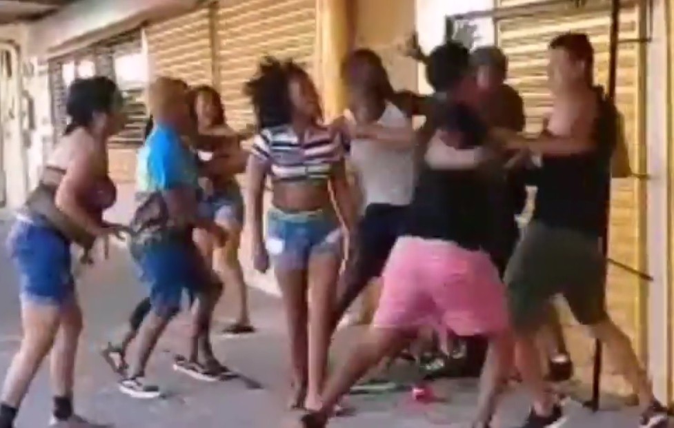 En el video se observa a mujeres y hombres lanzando golpes y patadas en la riña tumultuaria, durante la celebración del carnaval en Penonomé.