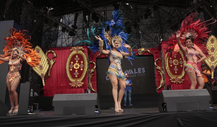 La reina del carnaval capitalino, Julia Marina López, y sus princesas, salieron a amenizar los culecos en la Cinta Costera.  Víctor Arosemena