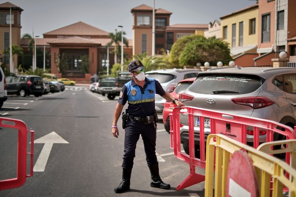 Hay una fuerte vigilancia policial en las inmediaciones del hotel. FOTO/AP