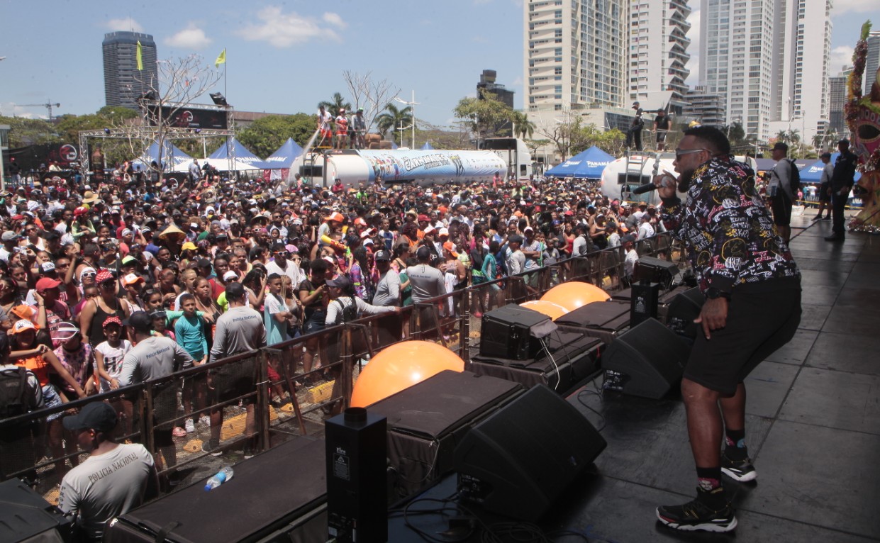 Música y agua en el último día de culecos en la Cinta Costera. Foto Víctor Arosemena