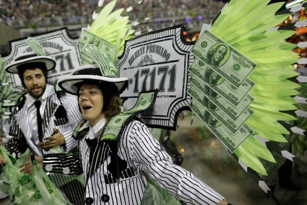 Los desfiles de las escuelas de samba en el Sambódromo de Río de Janeiro concluyeron durante este martes y ahora los fanáticos de esa fiesta aguardan la decisión de los jurados sobre la mejor presentación. FOTO/AP