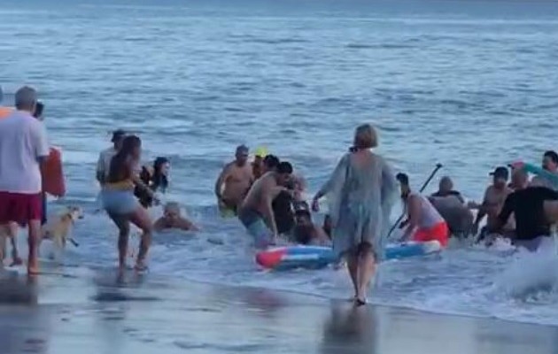 La abuela, que intentó rescatar a sus nietas en playa Coronado, fue sacada del mar por los bañistas, pero sin signos vitales. 