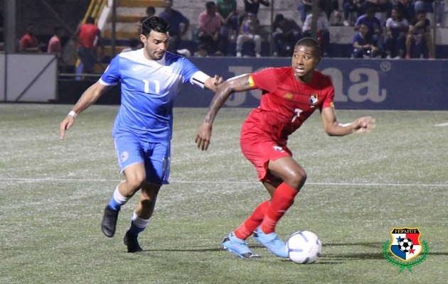 El panameño Ricardo Clarke (rojo) conduce el balón ante la marca de Juan Barrera de Nicaragua. Foto:Fepafu