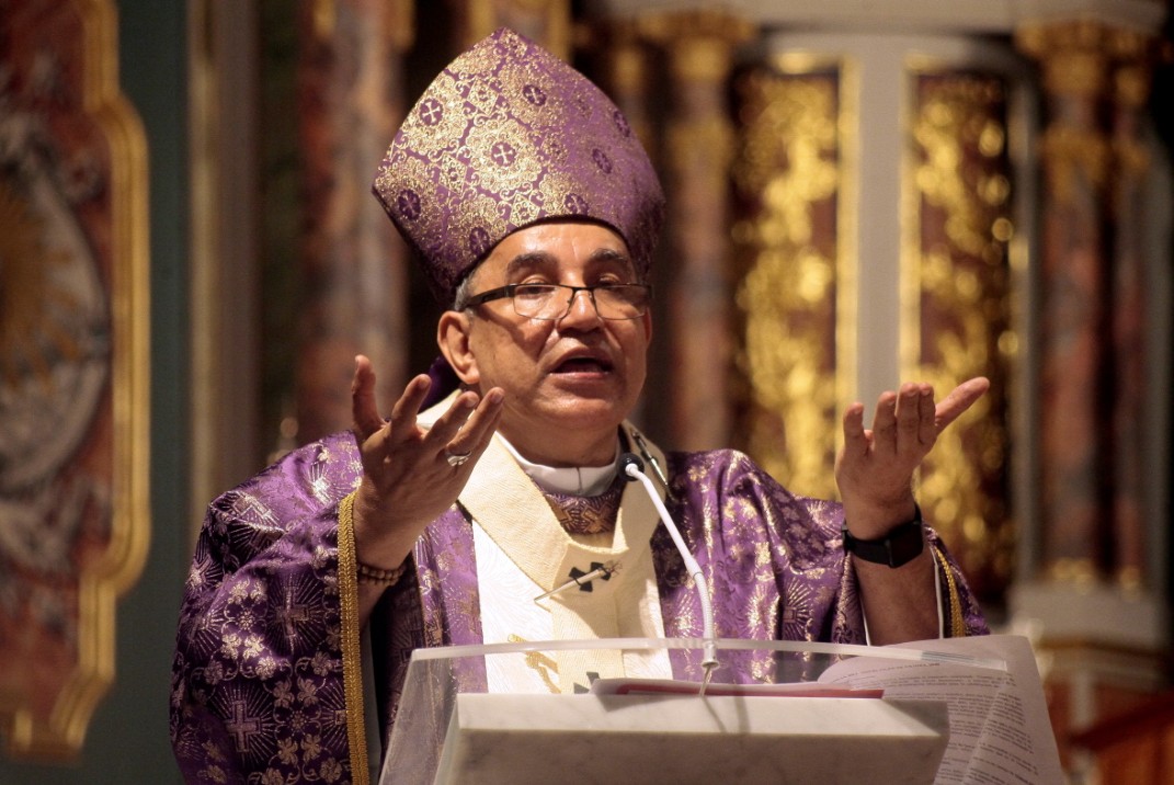  El Monseñor José Domingo Ulloa presidió la misa por el Miércoles de Ceniza en la Catedral Basílica Santa María La Antigua, en el inicio de la Cuaresma. Foto Víctor Arosemena