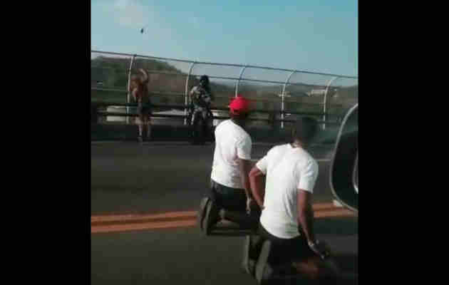 Mujer arroja arma desde el puente de las Américas en medio de operación policial. Foto/Redes