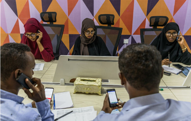 Amina Abdulkadir Isack (der.) ayudó a un equipo de crisis encabezado por jóvenes a responder tras un bombazo. Foto / Brian Otieno para The New York Times.